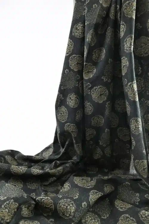 Tissu Japonais médaillons fleuris hanamaru fond noir, drapé plissé