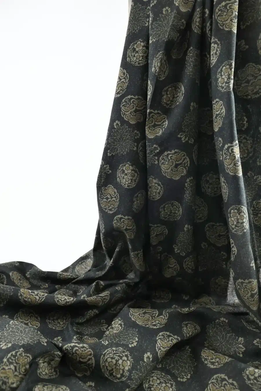 Tissu Japonais médaillons fleuris hanamaru fond noir, drapé plissé