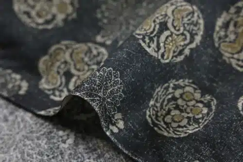 Tissu Japonais médaillons fleuris hanamaru fond noir, détail des médaillons