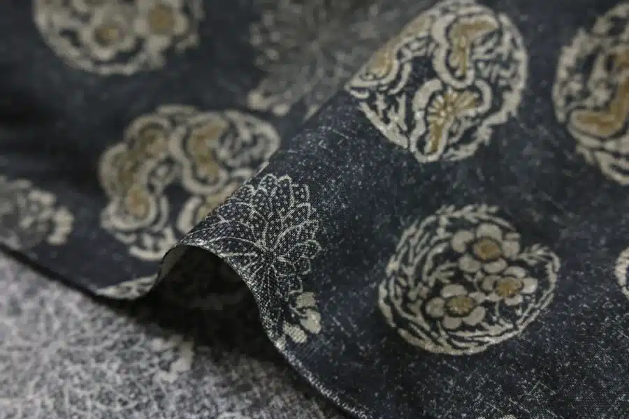 Tissu Japonais médaillons fleuris hanamaru fond noir, détail des médaillons