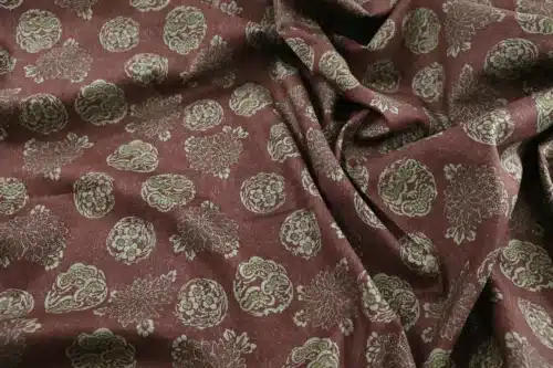 Tissu Japonais médaillons fleuris hanamaru fond bordeaux, drapé