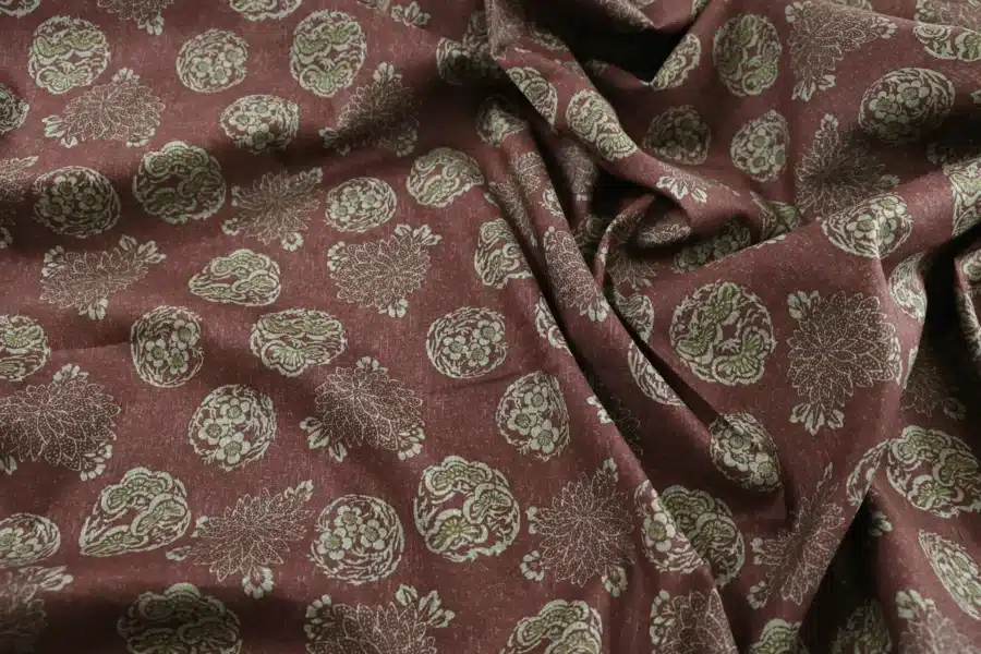 Tissu Japonais médaillons fleuris hanamaru fond bordeaux, drapé