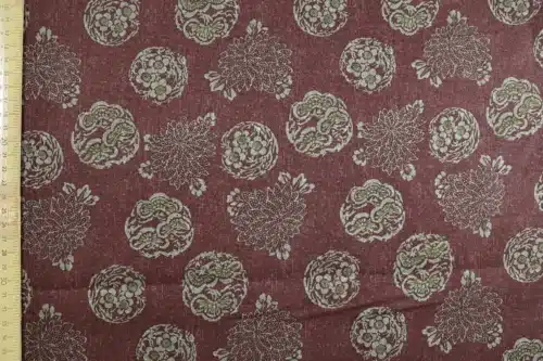 Tissu Japonais médaillons fleuris hanamaru fond bordeaux, à plat avec règle