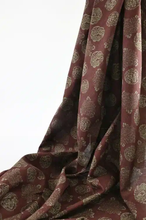 Tissu Japonais médaillons fleuris hanamaru fond bordeaux, drapé plissé