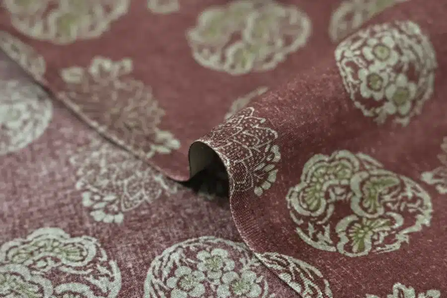 Tissu Japonais médaillons fleuris hanamaru fond bordeaux, détail des médaillons