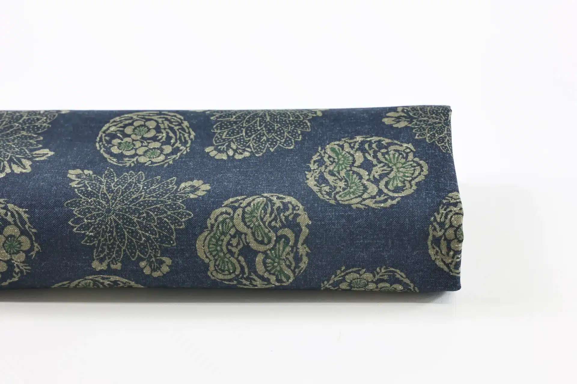 Tissu Japonais médaillons fleuris hanamaru fond bleu marine