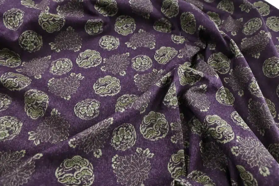 Tissu Japonais médaillons fleuris hanamaru fond violet, drapé