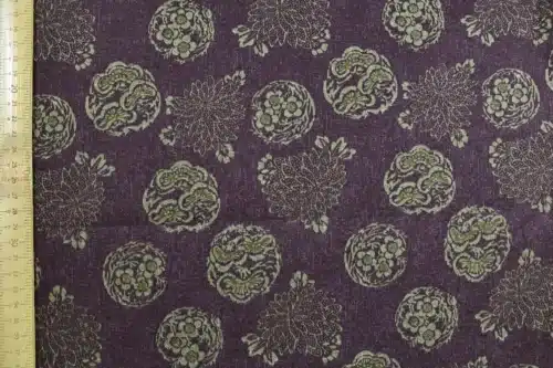 Tissu Japonais médaillons fleuris hanamaru fond violet, à plat avec règle