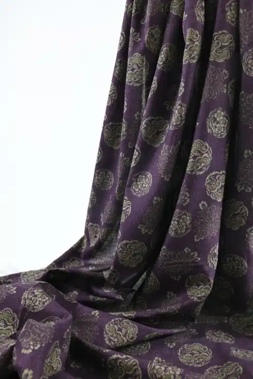 Tissu Japonais médaillons fleuris hanamaru fond violet, drapé plissé