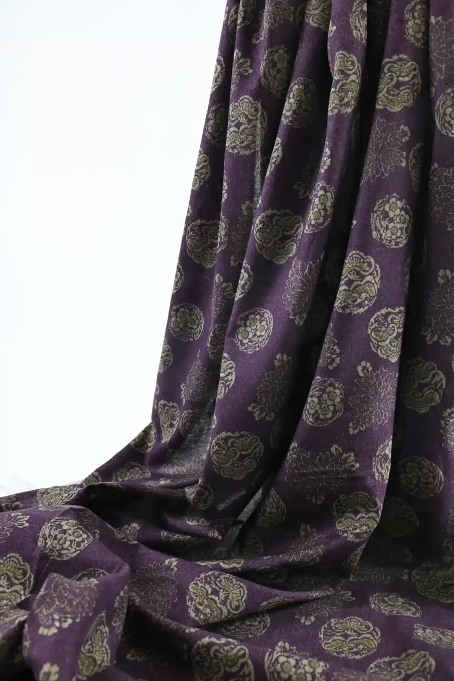 Tissu Japonais médaillons fleuris hanamaru fond violet, drapé plissé