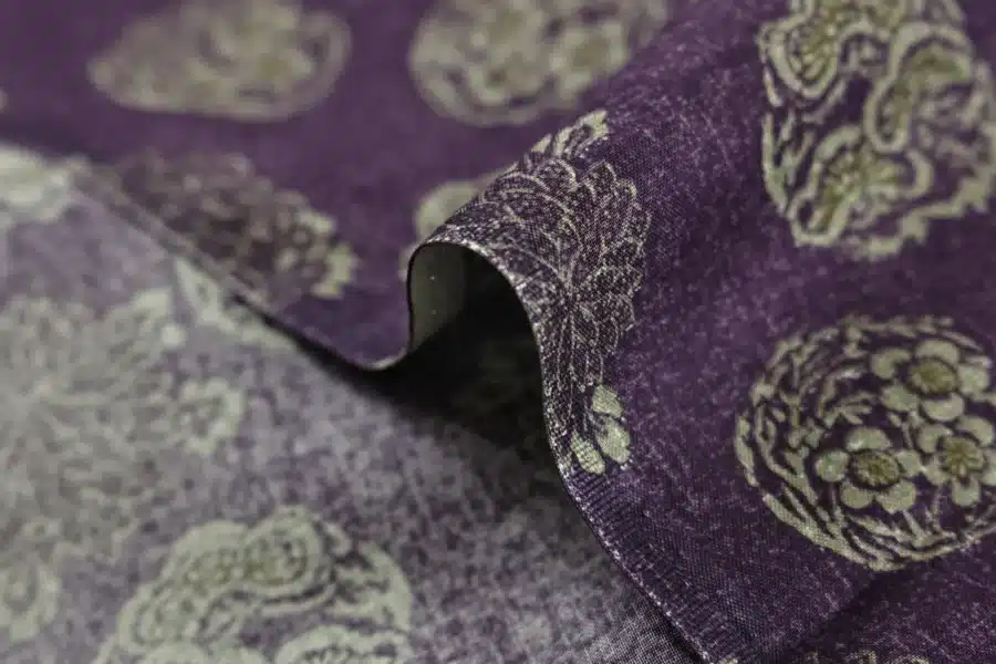 Tissu Japonais médaillons fleuris hanamaru fond violet, détail des médaillons
