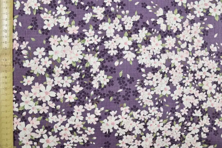 Tissu Japonais sakura hanami fond mauve, vue à plat avec la règle