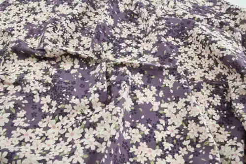 Tissu Japonais sakura hanami fond mauve, drapé à plat