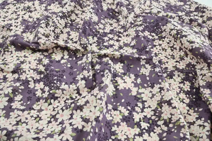 Tissu Japonais sakura hanami fond mauve, drapé à plat
