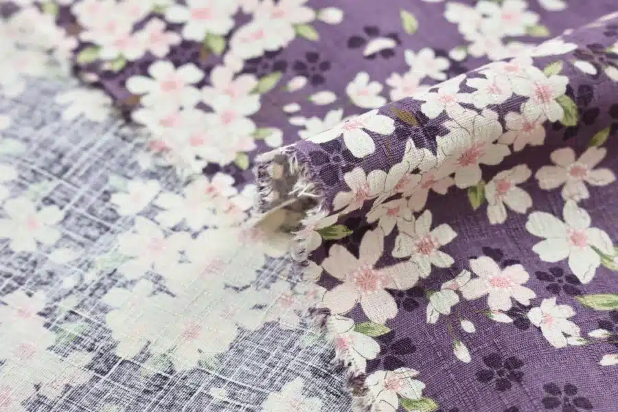 Tissu Japonais sakura hanami fond mauve, détail du pli et de la lisière