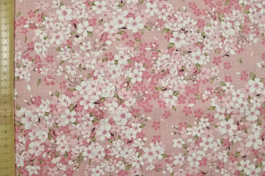 Tissu Japonais sakura hanami fond rose, vue à plat avec la règle