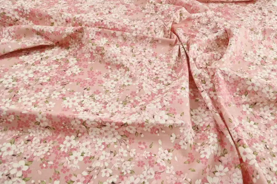 Tissu Japonais sakura hanami fond rose, drapé à plat