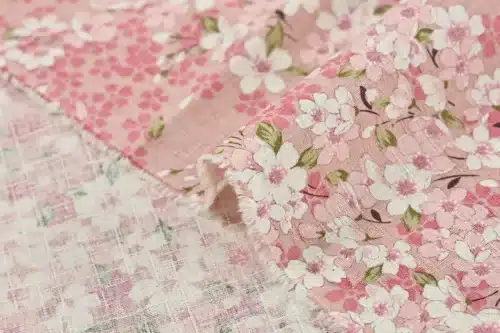 Tissu Japonais sakura hanami fond rose, détail du pli et de la lisière