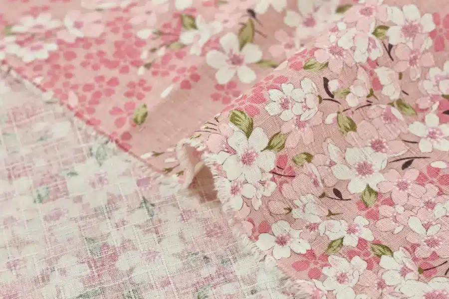 Tissu Japonais sakura hanami fond rose, détail du pli et de la lisière