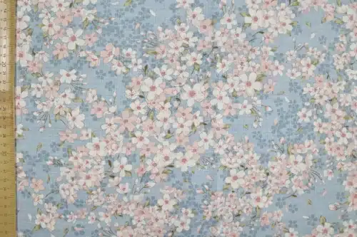 Tissu Japonais sakura hanami fond bleu ciel, vue à plat avec la règle