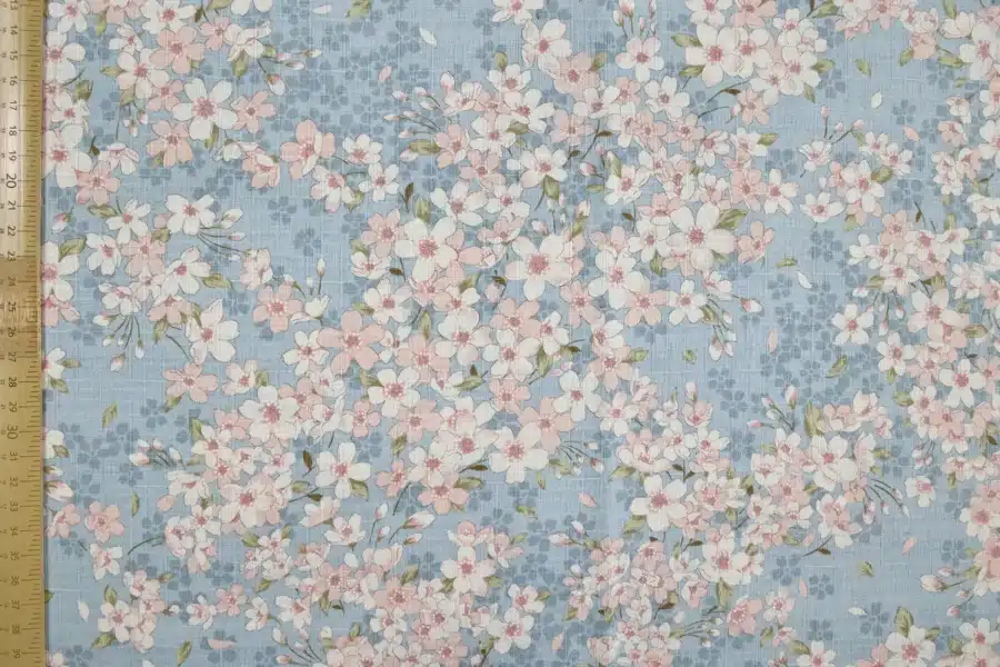 Tissu Japonais sakura hanami fond bleu ciel, vue à plat avec la règle