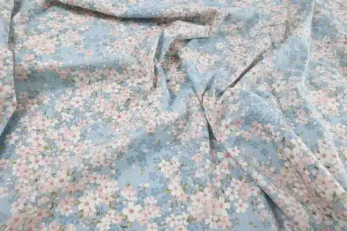 Tissu Japonais sakura hanami fond bleu ciel, drapé à plat