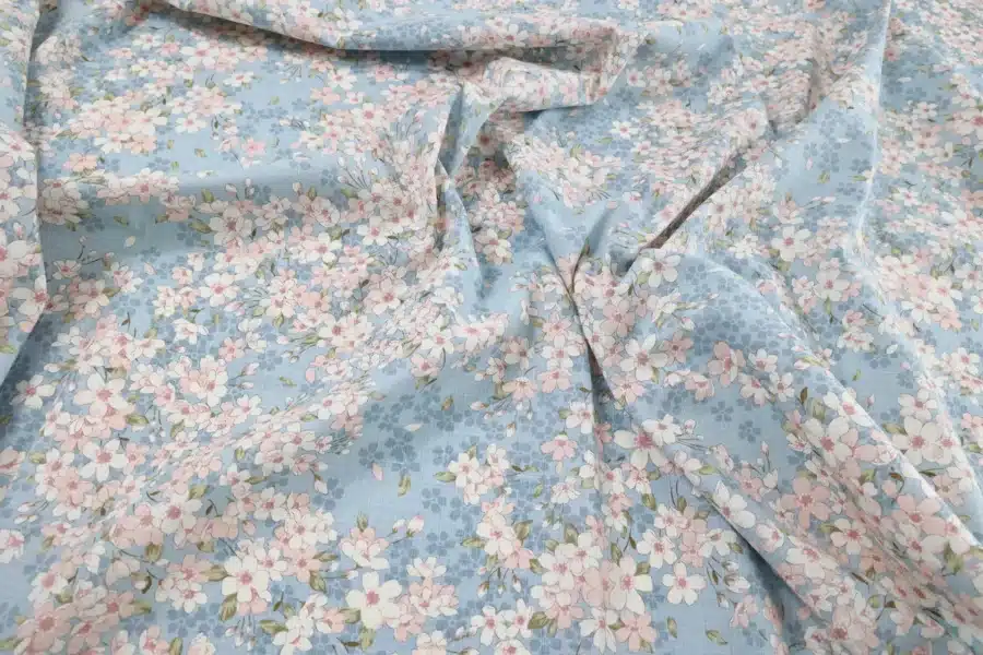 Tissu Japonais sakura hanami fond bleu ciel, drapé à plat