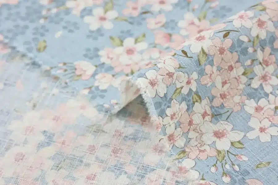 Tissu Japonais sakura hanami fond bleu ciel, détail du pli et de la lisière