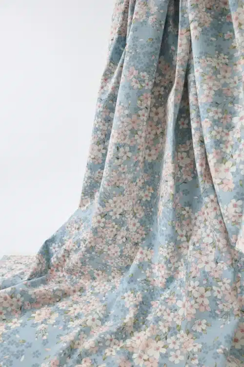Tissu Japonais sakura hanami fond bleu ciel, drapé suspendu