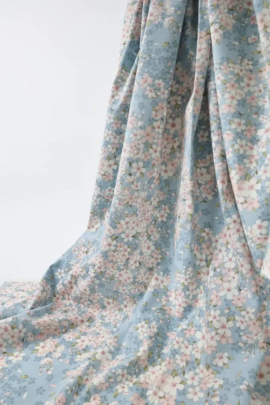 Tissu Japonais sakura hanami fond bleu ciel, drapé suspendu