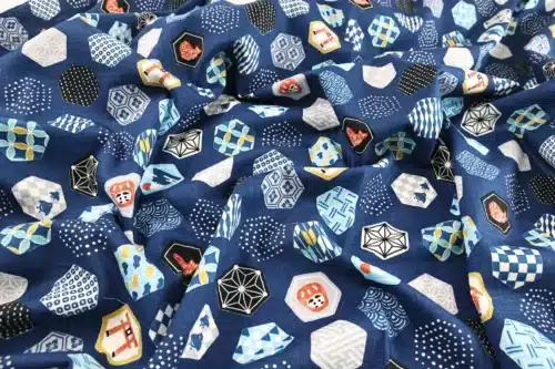 Tissu japonais hexagones et motifs traditionnels fond bleu marine, drapé