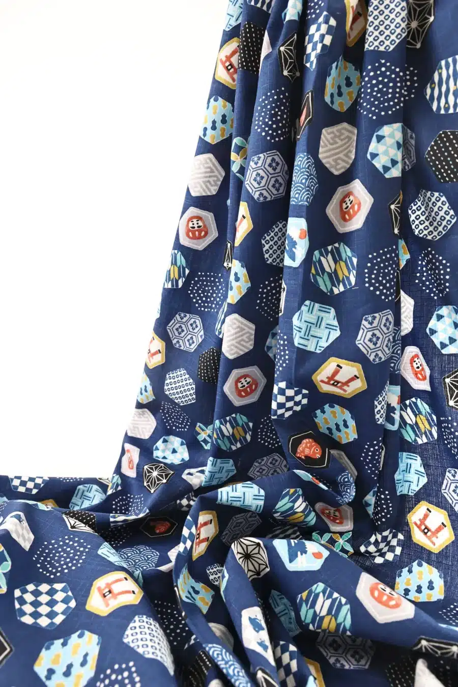 Tissu japonais hexagones et motifs traditionnels fond bleu marine, drapé plissé