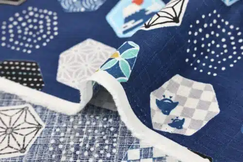 Tissu japonais hexagones et motifs traditionnels fond bleu marine, détail armure dobby