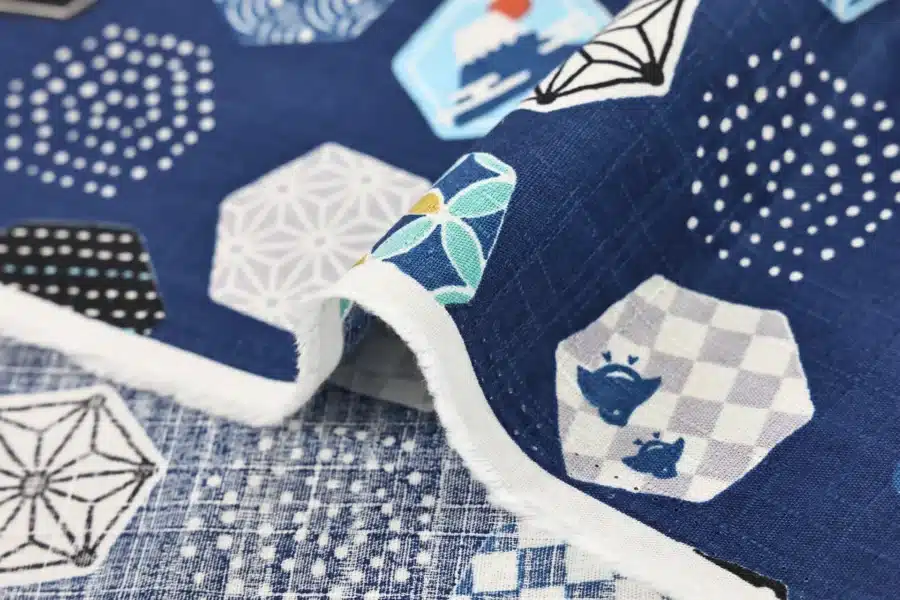 Tissu japonais hexagones et motifs traditionnels fond bleu marine, détail armure dobby
