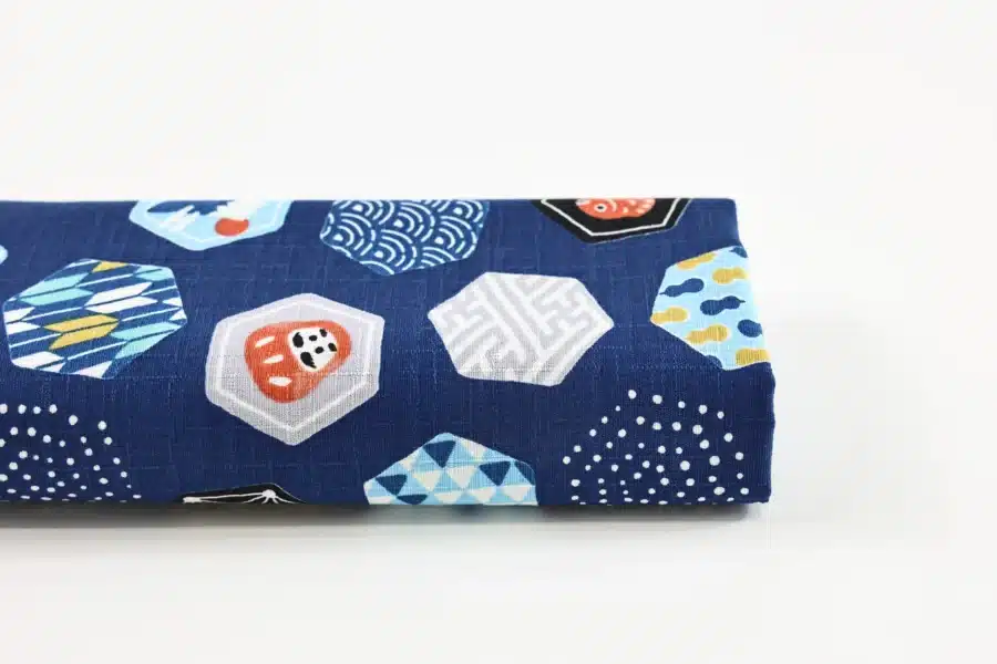 Tissu japonais hexagones et motifs traditionnels fond bleu marine