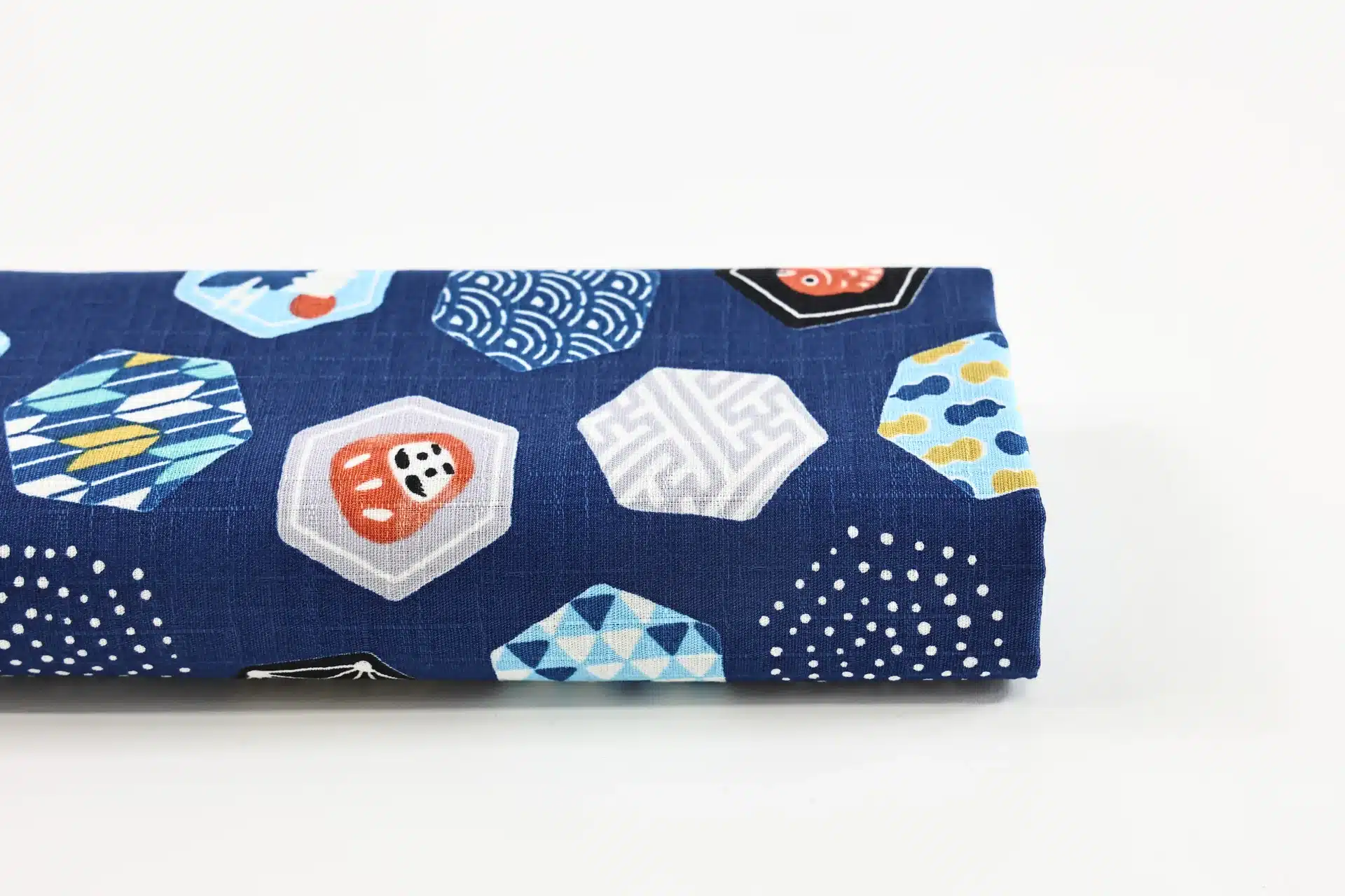Tissu japonais hexagones et motifs traditionnels fond bleu marine