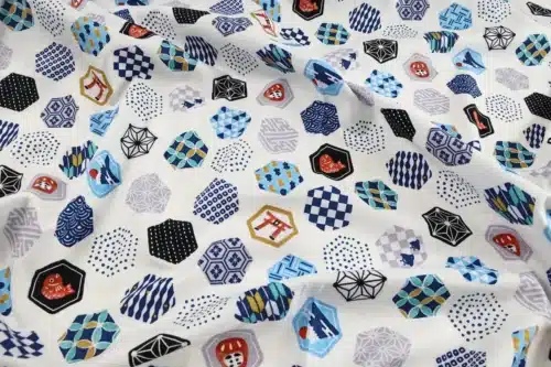 Tissu japonais hexagones et motifs traditionnels fond blanc, drapé
