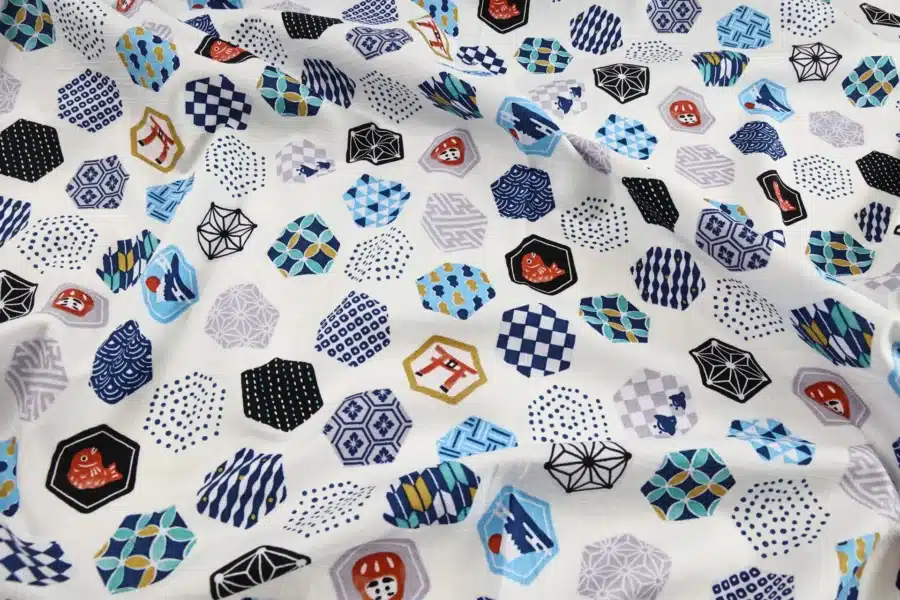 Tissu japonais hexagones et motifs traditionnels fond blanc, drapé