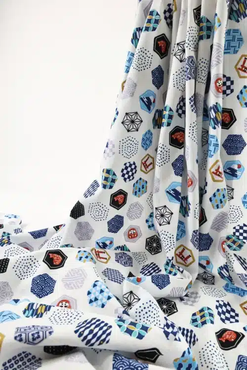 Tissu japonais hexagones et motifs traditionnels fond blanc, drapé plissé