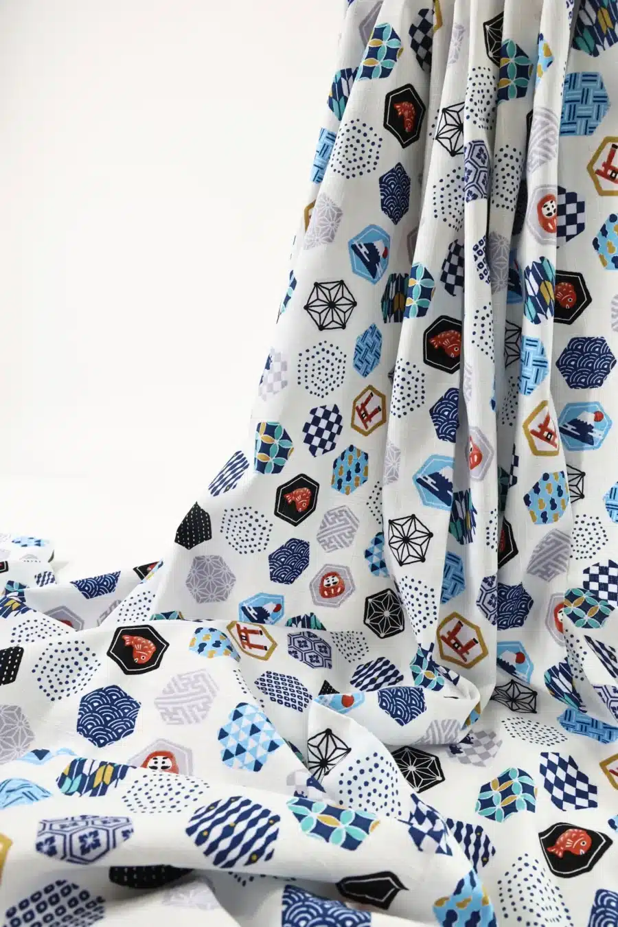 Tissu japonais hexagones et motifs traditionnels fond blanc, drapé plissé