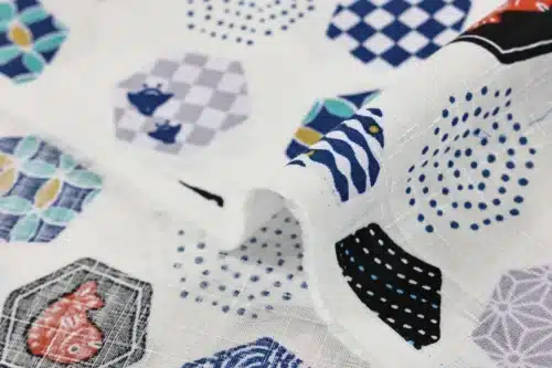 Tissu japonais hexagones et motifs traditionnels fond blanc, détail armure dobby