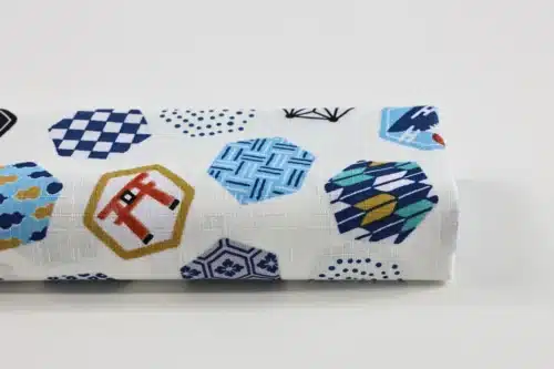 Tissu japonais hexagones et motifs traditionnels fond blanc