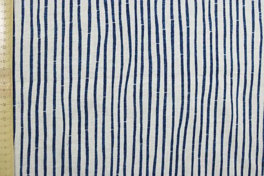 Tissu Japonais Kyoto Bambou fond écru, vue à plat avec règle