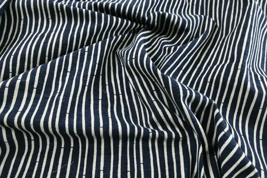 Tissu Japonais Kyoto Bambou fond bleu marine, drapé à plat