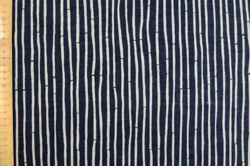 Tissu Japonais Kyoto Bambou fond bleu marine, vue à plat avec règle