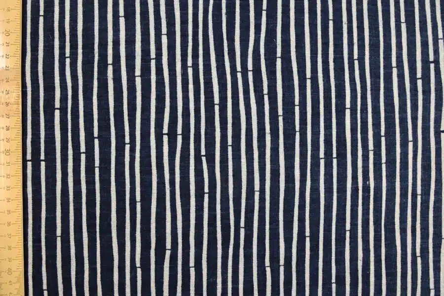 Tissu Japonais Kyoto Bambou fond bleu marine, vue à plat avec règle