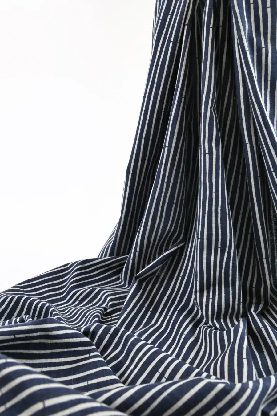 Tissu Japonais Kyoto Bambou fond bleu marine, drapé qui tombe