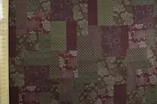 Tissu japonais patchwork fleuri bordeaux et marron, à plat avec règle