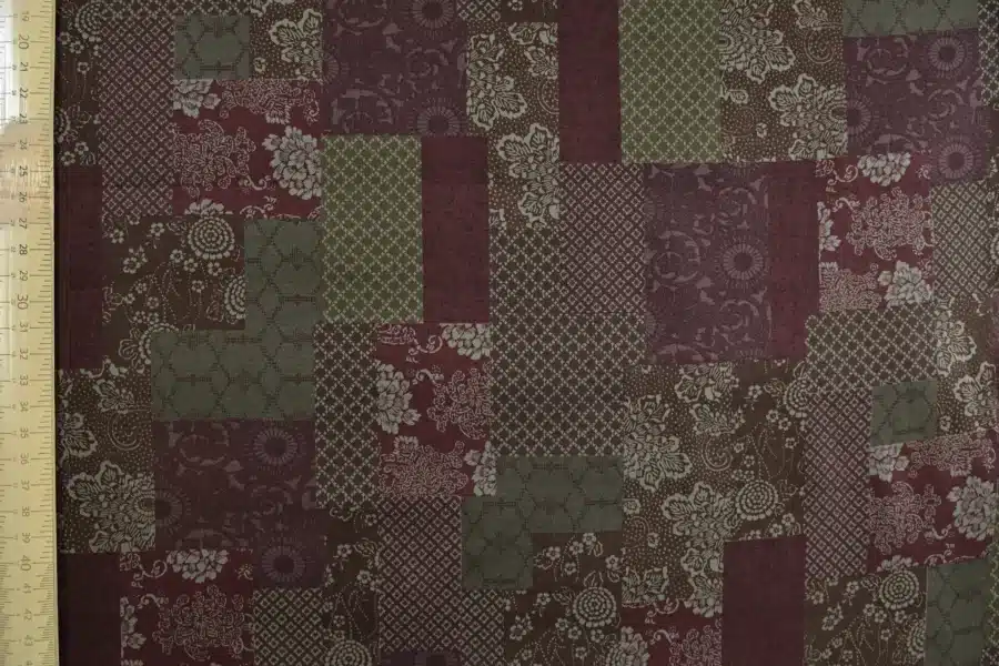 Tissu japonais patchwork fleuri bordeaux et marron, à plat avec règle