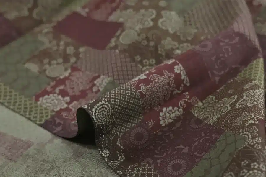 Tissu japonais patchwork fleuri bordeaux et marron, pli avec lisière et verso